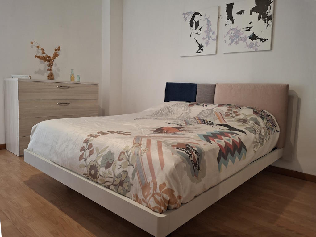 Letto matrimoniale moderno in legno vista 1