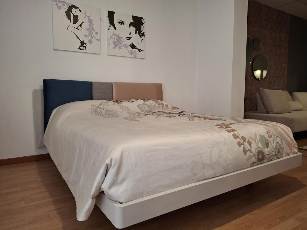 Letto matrimoniale moderno in legno vista 2